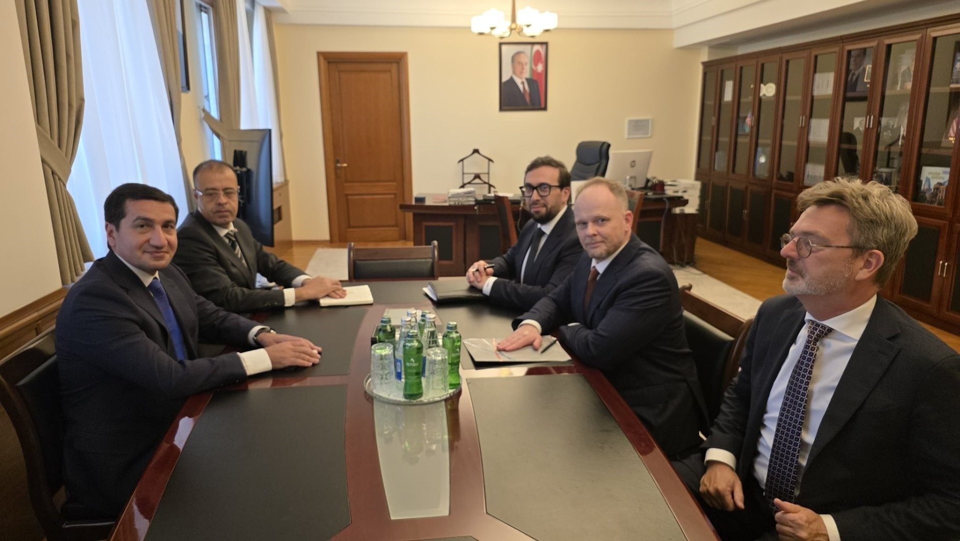 Помощникът на Президента на Азербайджан – Хикмет Хаджиев се срещна със специалния представител на НАТО – Кевин Хамилтън