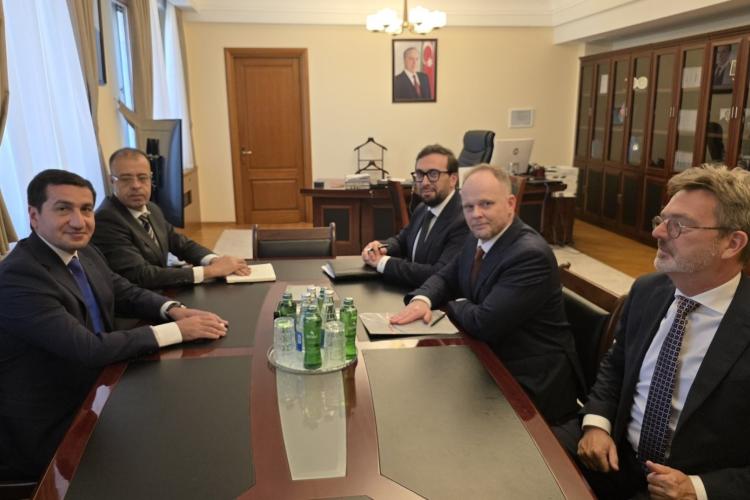 Помощникът на Президента на Азербайджан – Хикмет Хаджиев се срещна със специалния представител на НАТО – Кевин Хамилтън